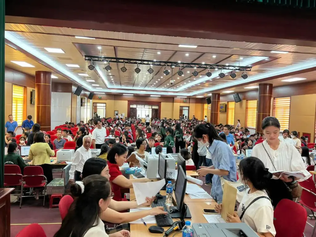 Niềm vui của tân sinh viên ngày nhập học